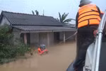 Border guards assist Quang Tri flood victims