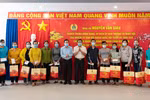  Gifts presented to needy workers ahead of Tet