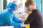 Da Nang ensures COVID-19 vaccination for overseas Vietnamese, foreigners