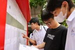 Candidates check the exam room layout diagram at the Thang Long High School, Hanoi (Photo: VNA)