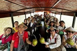 On a tour of the Mekong Delta (Photo: VNA)