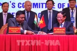 Representatives of the Binh Dinh provincial People’s Committee and the Indian General Consulate in Ho Chi Minh City sign an MoU for cooperation at the conference. (Photo: VNA)