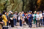 Foreign tourists visit Ngu Hanh Son in Da Nang (Photo: VNA)