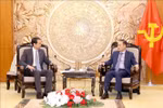 Secretary of the Party Central Committee and head of its Commission for External Relations Le Hoai Trung (R) and Chinese Ambassador to Vietnam He Wei (Photo: VNA)
