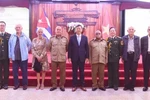 Ambassador Le Quang Long (centre) and Defence AttachéColonel Bui Xuan Phong (third, right), take a photo with Cuban war veterans. (Photo: VNA)