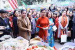 Delegates visit a booth at the event (Photo: VNA)