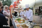 Vietnamese Ambassador to Italy Duong Hai Hung invites delegates and guests to enjoy pho” (Vietnamese noodle soup) and “nem” (spring rolls). (Photo: VNA)