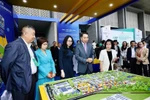 An exhibition on cross-border e-commerce helps businesses seek trade opportunities, establish long-term cooperative relationships with foreign suppliers, logistics partners and e-commerce platforms. (Photo: VietnamPlus)