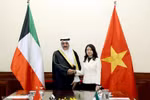 Deputy Minister of Foreign Affairs Nguyen Minh Hang (R) and Assistant Foreign Minister for Asian Affairs of Kuwait Samee Essa Johar Hayat (Photo: VNA)