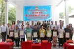 At the ceremony to present 10 great solidarity houses to needy households in Co Do district in the Mekong Delta city of Can Tho. (Photo: VNA)