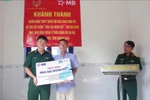 A representative of the Military Command of Ly Son district presents a Great Solidarity house to a poor household in the district's Dong Ho An Hai village in Quang Ngai province. (Photo: VNA)