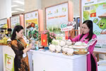 At the exhibition showcasing Vietnam’s distinctive farm produce exported to China opened in Hanoi on October 13. (Photo: thoibaotaichinhvietnam.vn)