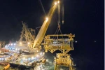 Successfully installing BK-23 platform topside block. (Photo: VNA)
