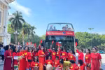Women wearing 'Ao dai' participate in the programme (Photo: hanoimoi.vn)