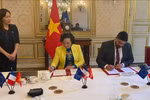 Vietnamese Minister of Home Affairs Pham Thi Thanh Tra and French Minister for Public Servants, Simplification and Transformation of Public Action Guillaume Kasbarian sign bilateral cooperation documents on public services, administrative modernisation. (Photo: VNA)