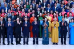 PM Pham Minh Chinh and overseas Vietnamese returning home for the Fourth World Conference of the OVs (Photo: VNA)