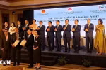 Prime Minister Pham Minh Chinh (2nd row, 7th from right), along with officials from Vietnam and India, witness the representatives of Hoang Lam Cosmetic Pharmaceutical Joint Stock Company and Stempeutics Research Pvt. Ltd. exchange their MoU for cooperation. (Photo: VNA)