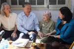Party General Secretary and President To Lam (second from left) talks to Nghiem Thuy Bang, wife of late musician Van Cao, on September 2. (Photo: VNA)