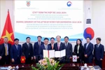 Deputy Prime Minister and Minister of Justice Le Thanh Long (front, left) and the Minister of Government Legislation of the Republic of Korea, Lee Wan Kyu, sign a letter of intent on cooperation in building a law information system in Vietnam for 2025-2029. (Photo: VNA)