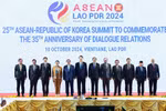 ASEAN and RoK leaders pose for a group photo at the 25th ASEAN-RoK Summit in Vientiane, Laos, on October 10. (Photo: VNA)