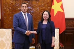 Vice President Vo Thi Anh Xuan (right) receives Swedish Ambassador to Vietnam Johan Ndisi in Hanoi on October 15. (Photo: VNA)