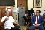 VNA Deputy General Director Nguyen Tuan Hung (right) and President of Prensa Latina Luis Enrique Gonzalez Acosta at their meeting in Havana (Photo: VNA)