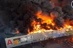 The fire broke out at the Marywilska 44 shopping complex in Warsaw, Poland, at around 3:30am on May 12. (Source: Wawa Hot News 24/VNA)
