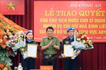 Deputy Minister of Public Security Sen. Lt. Gen. Luong Tam Quang (centre) presents the State President's decisions to the two officers on May 29. (Photo: VNA)