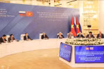Chairman of the Vietnamese National Assembly Tran Thanh Man (third from left) and Chairman of the State Duma of Russia Vyacheslav Victorovich Volodin (fourth from left) co-chair the third session of the Inter-Parliamentary Cooperation Committee in Moscow on September 9. (Photo: VNA)