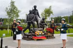 The monument depicts three Vietnamese soldiers standing guard in a defensive position to protect Moscow. (Photo: VNA)