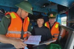 Quang Ngai border guards examine documentation of a fishing vessel. (Photo: VNA)