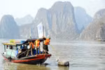 Military officers are involved in the cleanup of the waste and garbage washed into Ha Long Bay during Typhoon Yagi. The three-day cleanup campaign began on September 15. (Photo: VNA)