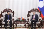Deputy Prime Minister of Laos Kikeo Khaykhamphithoune (right) recieves Chairman of the Vietnam - Laos Friendship Association Nguyen Dac Vinh in Vientiane on July 18. (Photo: VNA)