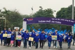 Yamaha Motor Vietnam gifts 11,000 helmets to students 