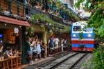 Tours of coffee shops along Hanoi train street prohibited