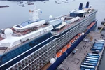 Two luxury cruise liners bring nearly 3,400 European, US tourists to Ha Long