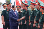 PM Pham Minh Chinh and officiers, soldiers of Army Corps 12 (Photo: VNA)