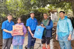 Emergency aid is delivered to Yagi-hit families in the northern province of Lang Son. (Photo: VNA)