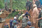 Emergency forces search for buried victims. (Photo: VNA) 