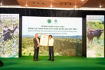 Jake Brunner (L) - IUCN's representative in a ceremony to award GL certificate to Cat Tien National Park (Photo: iucn.org)
