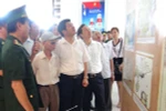 Visitors at the exhibition in Hai Phong city (Source: VNA)