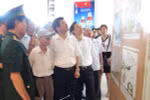 Visitors at the exhibition in Hai Phong city (Source: VNA)