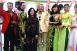 Tuan (fifth from left) poses with organisers and models in the show.