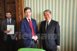 Justice Minister Ha Hung Cuong (R) shakes hands with Italian Minister of Justice Andrea Orlando (Photo: VNA)