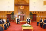 Deputy PM Nguyen Xuan Phuc received General Director of KLP Sounthone Khanthavong (Photo: VNA) 