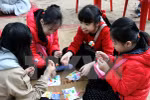 To He, a traditional craft of toy figurine making, attracts children. Source: VNA