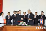 VNA General Director Nguyen Duc Loi and his KPL counterpart Sounthone Khanthavong signed a minute of the talk. (Source: VNA)