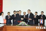 VNA General Director Nguyen Duc Loi and his KPL counterpart Sounthone Khanthavong signed a minute of the talk. (Source: VNA)