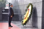 Chinese Premier Li Qiang pays tribute to President Ho Chi Minh at the Vietnamese late leader's mausoleum in Hanoi. (Photo: VNA)