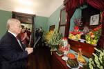 Party leader offers incense in commemoration of President Ho Chi Minh